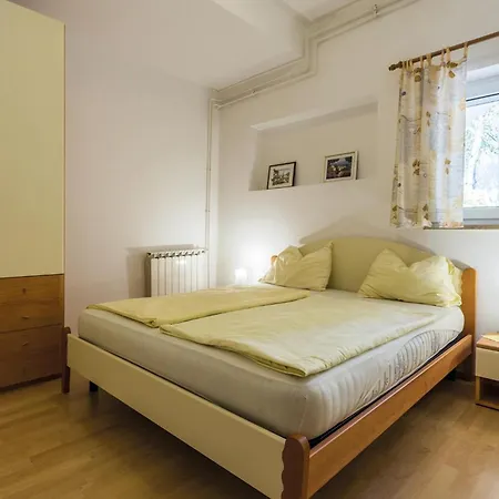Apartment 2 Bedroom Beautiful In Porec
