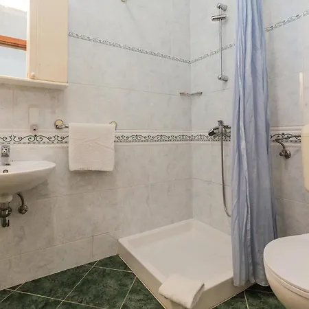 2 Bedroom Beautiful In Apartment *