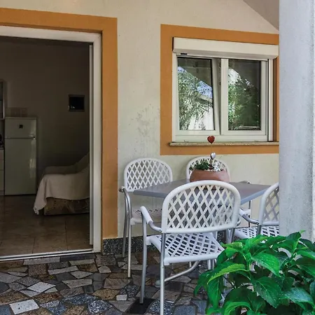 2 Bedroom Beautiful In Apartment *