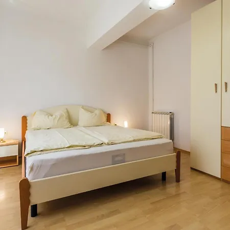 Apartment 2 Bedroom Beautiful In